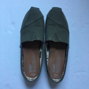 UP FOR GRABS ! BARELY USED GREEN TOMS ! ✨